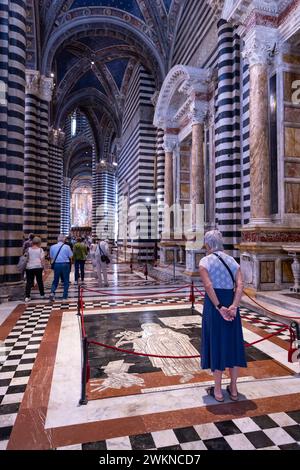 Il pavimento del Duomo di Siena è un mosaico di 59 pannelli di marmo incisi e intarsiati creati tra il 1372 e il 1547. Il pavimento è coperto, ad eccezione di una f Foto Stock