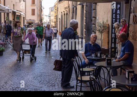 Amici in visita per strada a Orvieto, Italia. Foto Stock