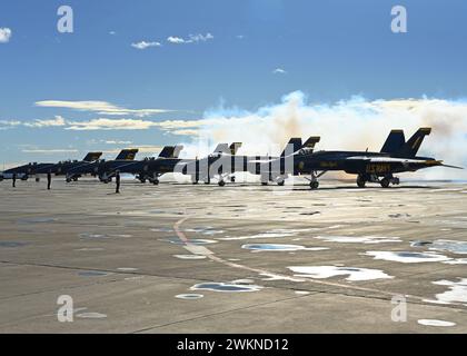 El Centro, California, Stati Uniti. 21 febbraio 2024. Lo U.S. Navy Flight Demonstration Squadron, i Blue Angels, si preparano al decollo prima di un volo di addestramento sopra la Naval Air Facility (NAF) El Centro. I Blue Angels stanno attualmente conducendo addestramento invernale presso la NAF El Centro, California, in preparazione per la prossima stagione di spettacoli aerei del 2024. (Immagine di credito: © Michael Russell/U.S. Navy/ZUMA Press Wire) SOLO PER USO EDITORIALE! Non per USO commerciale! Foto Stock