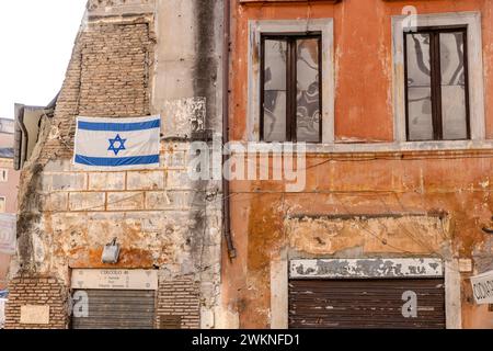 La bandiera israeliana è appesa da un muro nel ghetto ebraico di Roma, Italia. Foto Stock