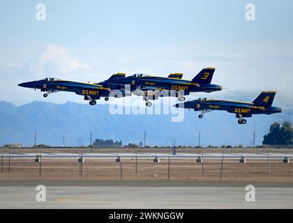 El Centro, California, Stati Uniti. 21 febbraio 2024. I piloti di diamanti assegnati allo U.S. Navy Flight Demonstration Squadron, i Blue Angels, decollarono per un volo di addestramento sopra la Naval Air Facility (NAF) El Centro. I Blue Angels stanno attualmente conducendo un allenamento invernale presso la NAF El Centro, in California, in preparazione per la prossima stagione di spettacoli aerei del 2024. (Immagine di credito: © Michael Russell/U.S. Navy/ZUMA Press Wire) SOLO PER USO EDITORIALE! Non per USO commerciale! Foto Stock