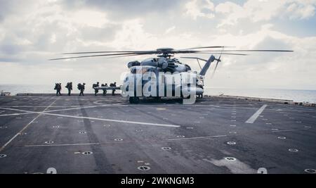 US Marines assegnati al Ground Combat Element, 26th Marine Expeditionary Unit (Special Operations Capable) (MEU(SOC)), prepararsi a bordo di un CH-53E Super Stallion mentre si trovava sulla USS Mesa Verde (LPD 19, Mar Mediterraneo, 18 febbraio 2024. I marines e i marinai statunitensi con il 26° MEU (SOC), imbarcati a bordo delle navi del Bataan Amphibious Ready Group (BATARG) condussero un addestramento avanzato di preparazione ARG/MEU. I marines e i marinai statunitensi con il 26° MEU (SOC), imbarcati a bordo delle navi del Bataan Amphibious Ready Group (BATARG) hanno condotto un addestramento di cinque giorni per la preparazione e il mantenimento dell'ARG/MEU Foto Stock