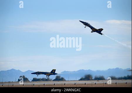 El Centro, California, Stati Uniti. 21 febbraio 2024. I piloti solitari assegnati allo U.S. Navy Flight Demonstration Squadron, i Blue Angels, decollarono durante un volo di addestramento sopra la Naval Air Facility (NAF) El Centro. I Blue Angels stanno attualmente conducendo un allenamento invernale presso la NAF El Centro, in California, in preparazione per la prossima stagione di spettacoli aerei del 2024. (Immagine di credito: © Michael Russell/U.S. Navy/ZUMA Press Wire) SOLO PER USO EDITORIALE! Non per USO commerciale! Foto Stock