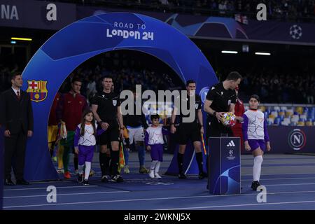 Napoli, Italia. 21 febbraio 2024. L'arbitro tedesco Felix Zwayer consegna la palla a una mascotte mentre guida le squadre per la partita di UEFA Champions League allo Stadio Diego Armando Maradona di Napoli. Il credito per immagini dovrebbe essere: Jonathan Moscrop/Sportimage Credit: Sportimage Ltd/Alamy Live News Foto Stock