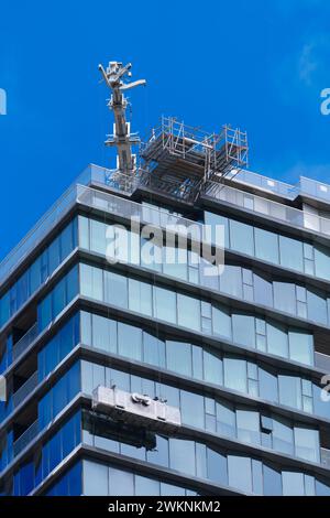 Persone che lavorano insieme all'aperto puliscono finestre su un alto edificio a Melbourne Australia. Foto Stock