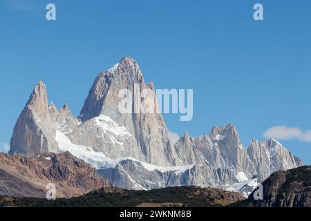 Mount Fitz Roy, noto anche come Cerro Chalten, Cerro Fitz Roy o Monte Fitz Roy, primo piano in una giornata di sole con cielo blu. È una montagna in Patagonia, ON Foto Stock