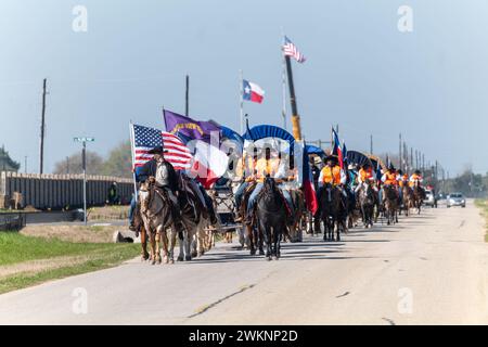 Prairie View, Texas, Stati Uniti. 20 febbraio 2024. La Prairie View Trail Riders Association è mostrata passando attraverso la contea di Waller, Texas, durante la loro 67esima corsa annuale e 100 miglia di percorso fino a Houston, Texas, per l'annuale Houston Livestock Show and Rodeo a Houston, Texas, dal 27 febbraio al 17 marzo. Ci sono quattro gruppi di equitazione Black Cowboy che convergono nell'annuale Shin-Dig nel parco commemorativo di Houston il venerdì, 23 febbraio.la PVTRA è stata fondata nel 1957 e il loro scopo è quello di promuovere l'interesse agricolo nei giovani americani e di perpetuare quei principi e metodi che sono venuti a essere reg Foto Stock