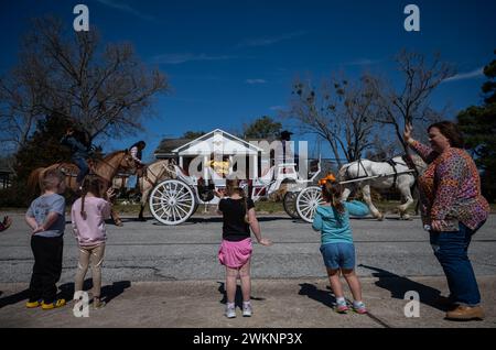 Prairie View, Texas, Stati Uniti. 20 febbraio 2024. I bambini, dall'onda scolastica locale ai Prairie View Trail Riders, passando per la Waller County Texas durante l'annuale Prairie View Trail Riders Association (PVTRA) 67 durante il viaggio di 100 miglia da Hemstead, Texas a Houston per l'annuale Houston Livestock Show and Rodeo a Houston, Texas, dal 27 febbraio al 17 marzo. La PVTRA è stata fondata nel 1957 e il suo scopo è quello di promuovere l'interesse agricolo nei giovani americani e di perpetuare quei principi e metodi che sono diventati gli ideali e le tradizioni del mondo occidentale Foto Stock