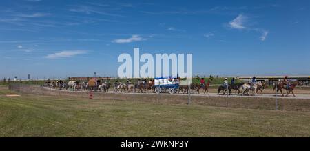 Prairie View, Texas, Stati Uniti. 20 febbraio 2024. I membri della Prairie View Trail Riders Association passano attraverso la Waller County Texas durante la loro corsa annuale di 67 miglia e di 100 miglia da Hempstead, Texas, a Houston per l'annuale Houston Livestock Show and Rodeo a Houston, Texas, dal 27 febbraio al 17 marzo. La PVTRA è stata fondata nel 1957 e il loro scopo è quello di promuovere l'interesse agricolo nei giovani americani e di perpetuare quei principi e metodi che sono diventati gli ideali e le tradizioni del mondo occidentale e del patrimonio nero occidentale. Serve come booster per Foto Stock