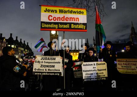 Londra, Regno Unito, 21 febbraio 2024. Gli ebrei Othodox si uniscono ad altri manifestanti riuniti per una manifestazione in Piazza del Parlamento, mentre i parlamentari discutevano una mozione che il Partito Nazionale scozzese (SNP) aveva presentato, chiedendo un cessate il fuoco immediato a Gaza. Credito: Fotografia dell'undicesima ora/Alamy Live News Foto Stock