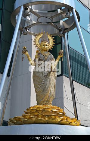 Primo piano dell'immagine della dea indù Lakshmi con 4 mani, simbolo degli obiettivi dell'umanità: dharma, kama, artha, moksha, visto qui in un santuario di Bangkok Foto Stock