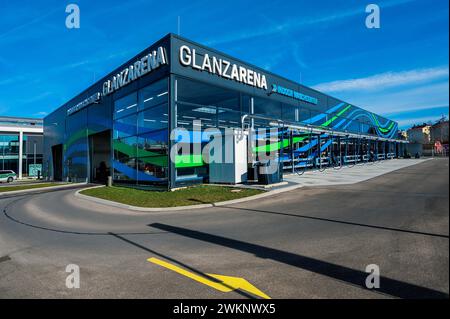 GLANZARENA, facciata blu-verde, centro di lavaggio interno, Kempten, Baviera, Allgaeu, Germania Foto Stock