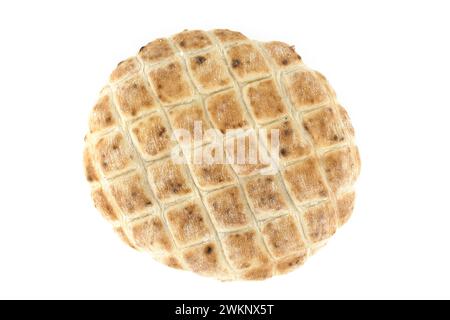 Pane piatte pita con aspetto dorato e tostato e struttura a griglia isolata su sfondo bianco, pita integrale Foto Stock