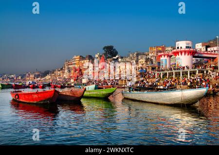 Varanasi ghats e Gange River. Foto Stock