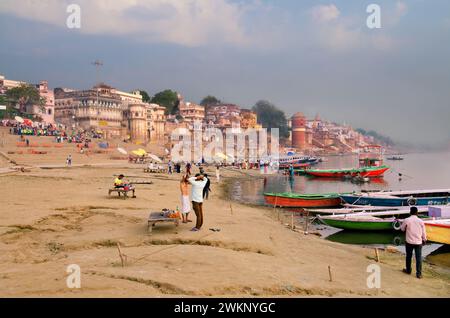 Varanasi ghats e Gange River. Foto Stock