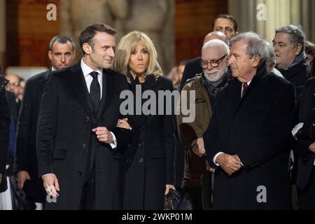 Il presidente francese Emmanuel Macron e sua moglie Brigitte Macron arrivano alla cerimonia di insediamento di Missak e Melinee Manouchian nel Pantheon a Parigi, Frande, il 21 febbraio 2024. Mercoledì, in occasione di una cerimonia solenne nel maestoso edificio del Pantheon, il presidente francese ha reso omaggio alla memoria di Missak Manouchian e di sua moglie, Melinee, anch'essa combattente della resistenza, sono stati sepolti nel mausoleo che ospita gli eroi nazionali francesi. I nomi di 23 combattenti della resistenza di Manouchian, la maggior parte dei quali sono stati uccisi con lui il 21 febbraio 1944, saranno incisi nella volta in cui il c Foto Stock