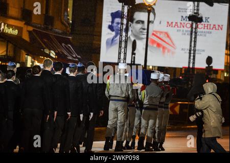 I soldati francesi tengono le bare durante la cerimonia di induzione di Missak Manouchian e dei suoi compagni di resistenza nel Pantheon a Parigi, in Francia, il 21 febbraio 2024. Mercoledì, in occasione di una cerimonia solenne nel maestoso edificio del Pantheon, il presidente francese ha reso omaggio alla memoria di Missak Manouchian e di sua moglie, Melinee, anch'essa combattente della resistenza, sono stati sepolti nel mausoleo che ospita gli eroi nazionali francesi. I nomi di 23 combattenti della resistenza di Manouchian, la maggior parte dei quali sono stati uccisi con lui il 21 febbraio 1944, saranno incisi nella volta dove la coppia è stata sepolta. Pho Foto Stock