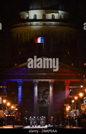 I soldati francesi tengono le bare durante la cerimonia di induzione di Missak Manouchian e dei suoi compagni di resistenza nel Pantheon a Parigi, in Francia, il 21 febbraio 2024. Mercoledì, in occasione di una cerimonia solenne nel maestoso edificio del Pantheon, il presidente francese ha reso omaggio alla memoria di Missak Manouchian e di sua moglie, Melinee, anch'essa combattente della resistenza, sono stati sepolti nel mausoleo che ospita gli eroi nazionali francesi. I nomi di 23 combattenti della resistenza di Manouchian, la maggior parte dei quali sono stati uccisi con lui il 21 febbraio 1944, saranno incisi nella volta dove la coppia è stata sepolta. Pho Foto Stock