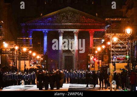 I soldati francesi tengono le bare durante la cerimonia di induzione di Missak Manouchian e dei suoi compagni di resistenza nel Pantheon a Parigi, in Francia, il 21 febbraio 2024. Mercoledì, in occasione di una cerimonia solenne nel maestoso edificio del Pantheon, il presidente francese ha reso omaggio alla memoria di Missak Manouchian e di sua moglie, Melinee, anch'essa combattente della resistenza, sono stati sepolti nel mausoleo che ospita gli eroi nazionali francesi. I nomi di 23 combattenti della resistenza di Manouchian, la maggior parte dei quali sono stati uccisi con lui il 21 febbraio 1944, saranno incisi nella volta dove la coppia è stata sepolta. Pho Foto Stock