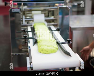 Impasto sul trasportatore per preparare il panino ripieno al vapore. Foto Stock