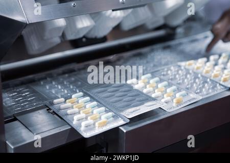 Confezionatrice blister per capsule nell'industria farmaceutica. Foto Stock