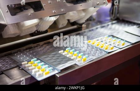 Confezionatrice blister per capsule nell'industria farmaceutica. Foto Stock