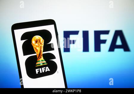 Ucraina. 21 febbraio 2024. In questa immagine, il logo della Coppa del mondo FIFA 2026 (Coppa del mondo FIFA 26) è visualizzato sullo schermo di uno smartphone. (Foto di Pavlo Gonchar/SOPA Images/Sipa USA) *** esclusivamente per notizie editoriali **** credito: SIPA USA/Alamy Live News Foto Stock