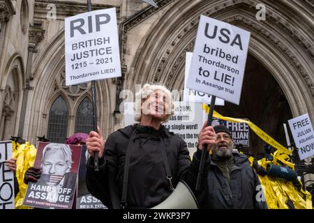 I manifestanti si riuniscono fuori da un tribunale di Londra per mostrare sostegno al giornalista di Wikileaks, Julian Assange, imprigionato, mentre fa appello all'estradizione negli Stati Uniti. Foto Stock