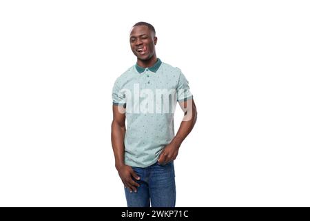 giovane uomo americano dai capelli corti positivo e felice vestito con t-shirt estiva alla menta su sfondo bianco Foto Stock