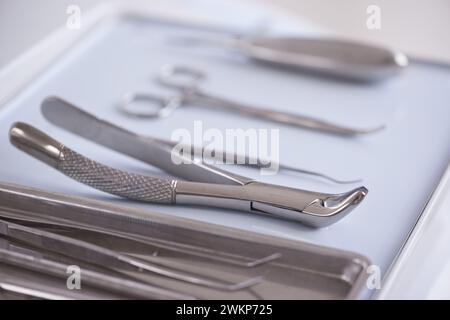 Consulenza sul trattamento di odontoiatria, strumenti e strumenti per esami, pulizia o igiene. Apparecchiature, esploratori o scalpellatore per la cura dei denti o l'aiuto orale Foto Stock