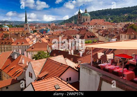Praga vista dai giardini del Palazzo di Wallenstein, Mala Strana, Praga, Repubblica Ceca, Europa Foto Stock