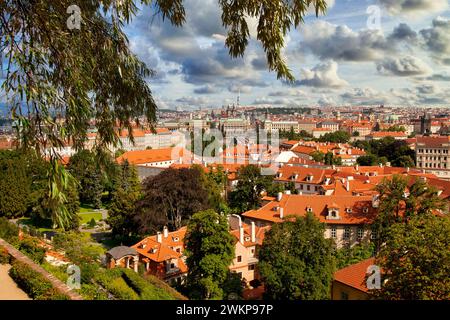 Praga vista dai giardini del Palazzo di Wallenstein, Mala Strana, Praga, Repubblica Ceca, Europa Foto Stock
