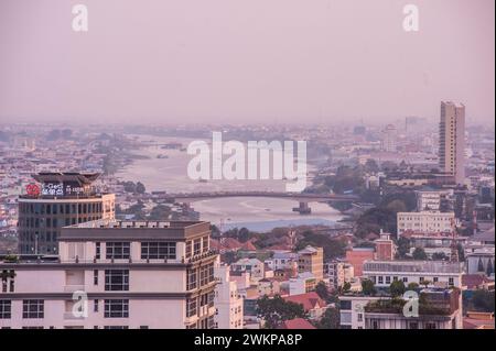 Vista aerea del fiume Tonle Bassac e del ponte Monivong in una giornata nebbiosa e inquinata durante la stagione secca, Phnom Penh, Cambogia. Credito: Kraig Lieb Foto Stock