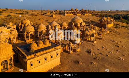 Vista aerea degli storici cenotafi reali chiamati bada Bagh vicino a Jaisalmer, Rajasthan. sotto la luce della sera. Foto Stock