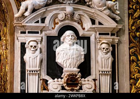Teschi su un memoriale barocco per un Cavaliere di Malta, St. La Concattedrale di Giovanni, la Valletta Foto Stock