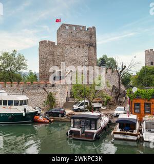 Istanbul, Turchia - 17 maggio 2023: Foto mattutina del torrente Goksu, con barche ancorate, di fronte allo storico castello di Anadolu Hisari, situato sul lato anatolico del Bosforo nel quartiere di Beykoz Foto Stock