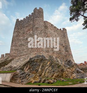 Scatto mattutino di Anadolu Hisari, o castello anatolico, una fortezza ottomana medievale del XIII secolo costruita dal sultano Bayezid i, sul lato anatolico del Bosforo nel distretto di Beykoz, Istanbul, Turchia Foto Stock