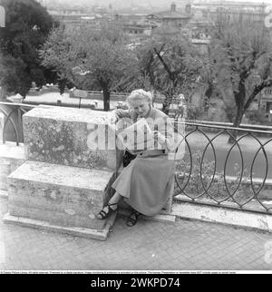 Vaction in Italia negli anni '1950 Una giovane donna siede a leggere la rivista la domenica del Corriere. Milano Italia 1950. Foto Kristoffersson Rif. DV19 *** didascalia locale *** © Libreria classica. Tutti i diritti riservati. Protetto da una firma digitale. Il monitoraggio e la protezione delle immagini sono attivati su questa immagine. La licenza; la presentazione o la newsletter NON include l'utilizzo sui social media. Foto Stock