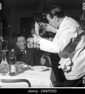 In Italia negli anni '1950 Un cameriere al tavolo tiene la pasta appena cotta e la mostra agli ospiti del ristorante. Milano Italia 1950. Foto Kristoffersson Rif. AY23-12 *** didascalia locale *** © Libreria classica. Tutti i diritti riservati. Protetto da una firma digitale. Il monitoraggio e la protezione delle immagini sono attivati su questa immagine. La licenza; la presentazione o la newsletter NON include l'utilizzo sui social media. Foto Stock