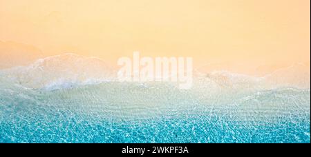 Tranquillo paesaggio di spiaggia, ampia e aerea, vacanze estive, vacanza mediterranea. Le onde si infrangono in un'incredibile baia blu, mare e costa sabbiosa panoramica. Tranquillo Foto Stock