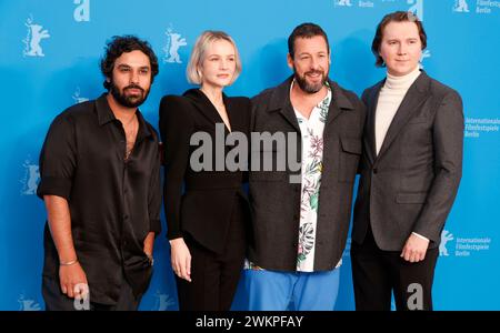 Kunal Nayyar, Carey Mulligan, Adam Sandler e Paul Dano hanno posato al photocall di 'Spaceman' durante il 74° Berlinale International Film Festival all'Hotel Grand Hyatt di Berlino, Germania, il 21 febbraio 2024. Foto Stock