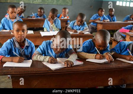 Yaounde, Camerun. 19 febbraio 2024. Gli studenti prendono appunti durante una lezione alla Scuola bilingue privata Les Normaliens Lay di Foumbot, Camerun, 19 febbraio 2024. PER ANDARE CON "Feature: Le scuole camerunesi abbracciano l'educazione della lingua madre per preservare il patrimonio culturale" crediti: Kepseu/Xinhua/Alamy Live News Foto Stock