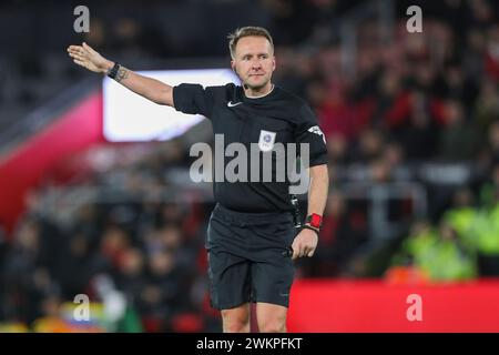 Southampton, Regno Unito. 20 febbraio 2024. Gesti dell'arbitro Oliver Langford durante il Southampton FC contro Hull City FC al St.Mary's Stadium, Southampton, Inghilterra, Regno Unito il 20 febbraio 2024 Credit: Every Second Media/Alamy Live News Foto Stock