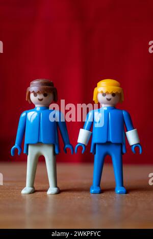 AALST, BELGIO, 21 FEBBRAIO 2024: Due figure di giocattoli Playmobile vintage dei primi anni '1980 Playmobil è una linea tedesca di giocattoli prodotti da The Brands Foto Stock