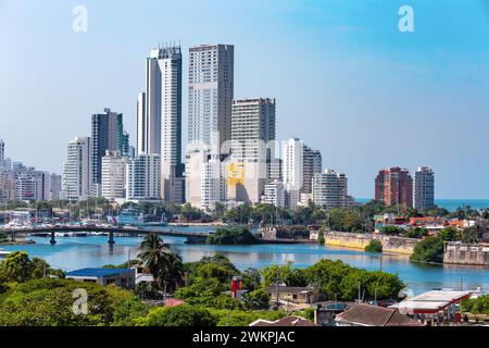 Skyline urbano della città di Cartagena de Indias sulla costa caraibica della Colombia. Vista dalla fortezza di San Felipe de Barajas. Foto Stock
