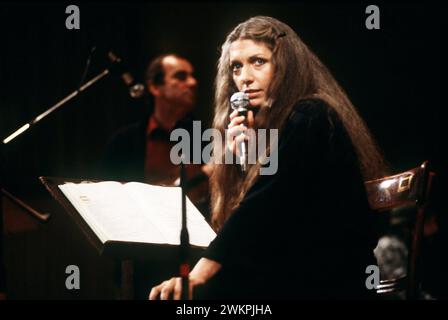 ARCHIVIATO - 31 dicembre 1980, Renania settentrionale-Vestfalia, Duesseldorf: L'attrice, cantante e autrice austriaca Erika Pluhar registrata durante una performance. (A dpa: 'Erika Pluhar compie 85 anni: Con l'immaginazione contro i bassi colpi di vita') foto: Hans Dürrwald/dpa Foto Stock