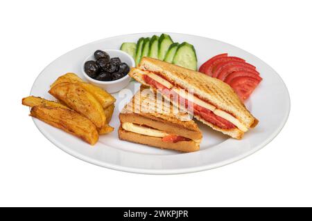 Toast con formaggio cheddar, salsiccia e pomodoro con patatine fritte e insalata su sfondo bianco Foto Stock