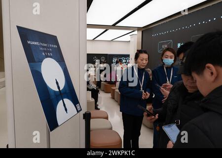 SHANGHAI, CINA - 22 FEBBRAIO 2024 - i clienti si registrano e guardano il lancio del telefono con schermo pieghevole verticale Pocket2 di Huawei sulla bandiera di Huawei Foto Stock