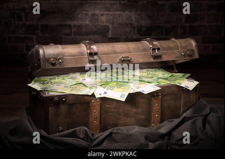 Grande scatola del tesoro d'epoca piena di euro in contanti nascosta in una camera segreta. Un concetto pulito per finanza, denaro, ricchezza, vittoria, corruzione, segretezza e.. Foto Stock