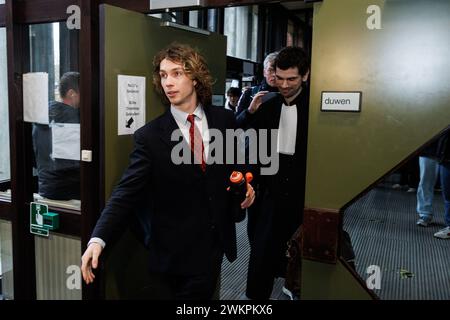 YouTuber Acid (Nathan Vandergunst) nella foto durante la sessione del verdetto nel processo contro YouTuber Acid davanti al tribunale penale di Bruges, a Bruges giovedì 22 febbraio 2024. Vandergunst (24) di Blankenberge è stato convocato direttamente da un ex membro dell'associazione studentesca Reuzegom dopo un video controverso. L'acido deve rispondere, tra le altre cose, di molestie e calunnie. Questa vicenda è iniziata quando il noto YouTuber ha pubblicato un video sul processo e la condanna per la morte di Sanda dia durante un battesimo del club studentesco Reuzegom. L'acido ha menzionato diversi Reuzegommers per nome Foto Stock